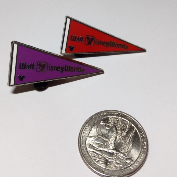 2 Walt Disney Flag lapel pins - Picture 3 of 4
